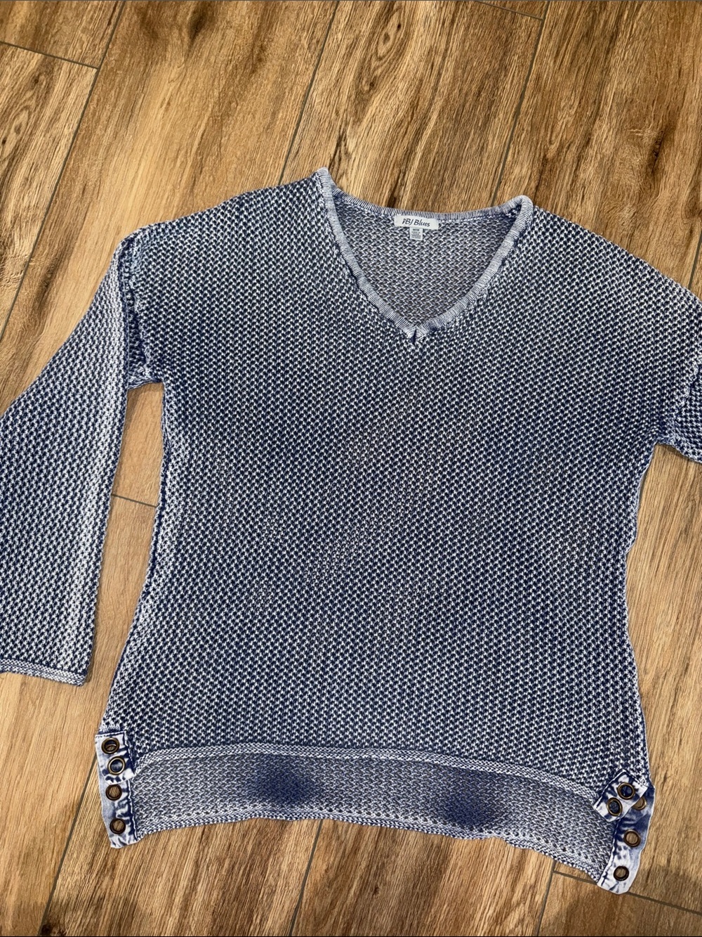 Women’s V‑Neck Textured Knit Sweater with Side Button Detail — Navy/Ivory